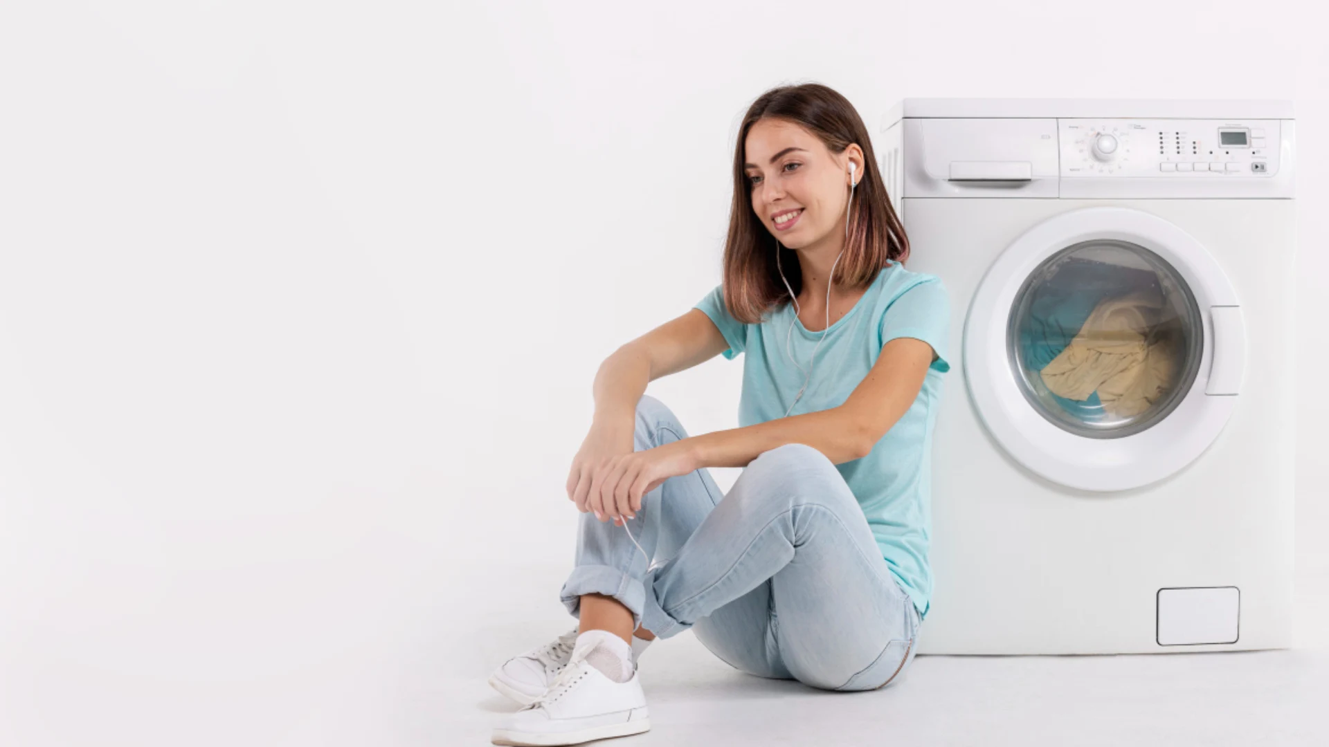 Mulher ao lado da máquina de lavar